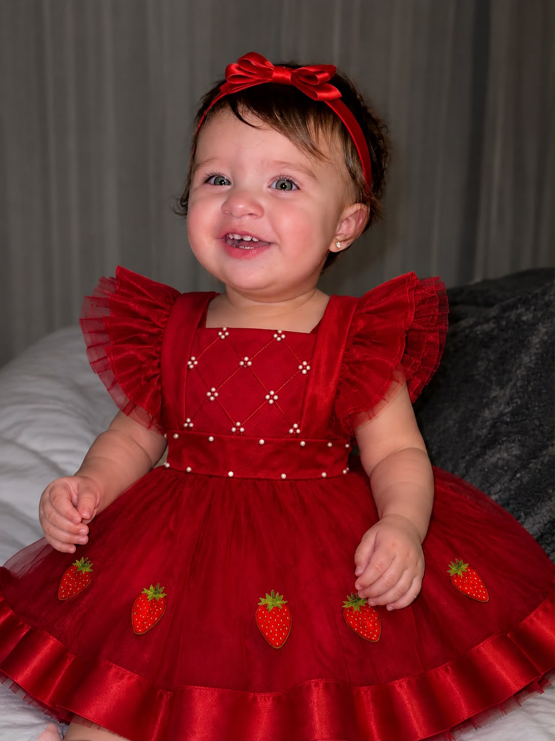 Maju sorrindo de vestido vermelho